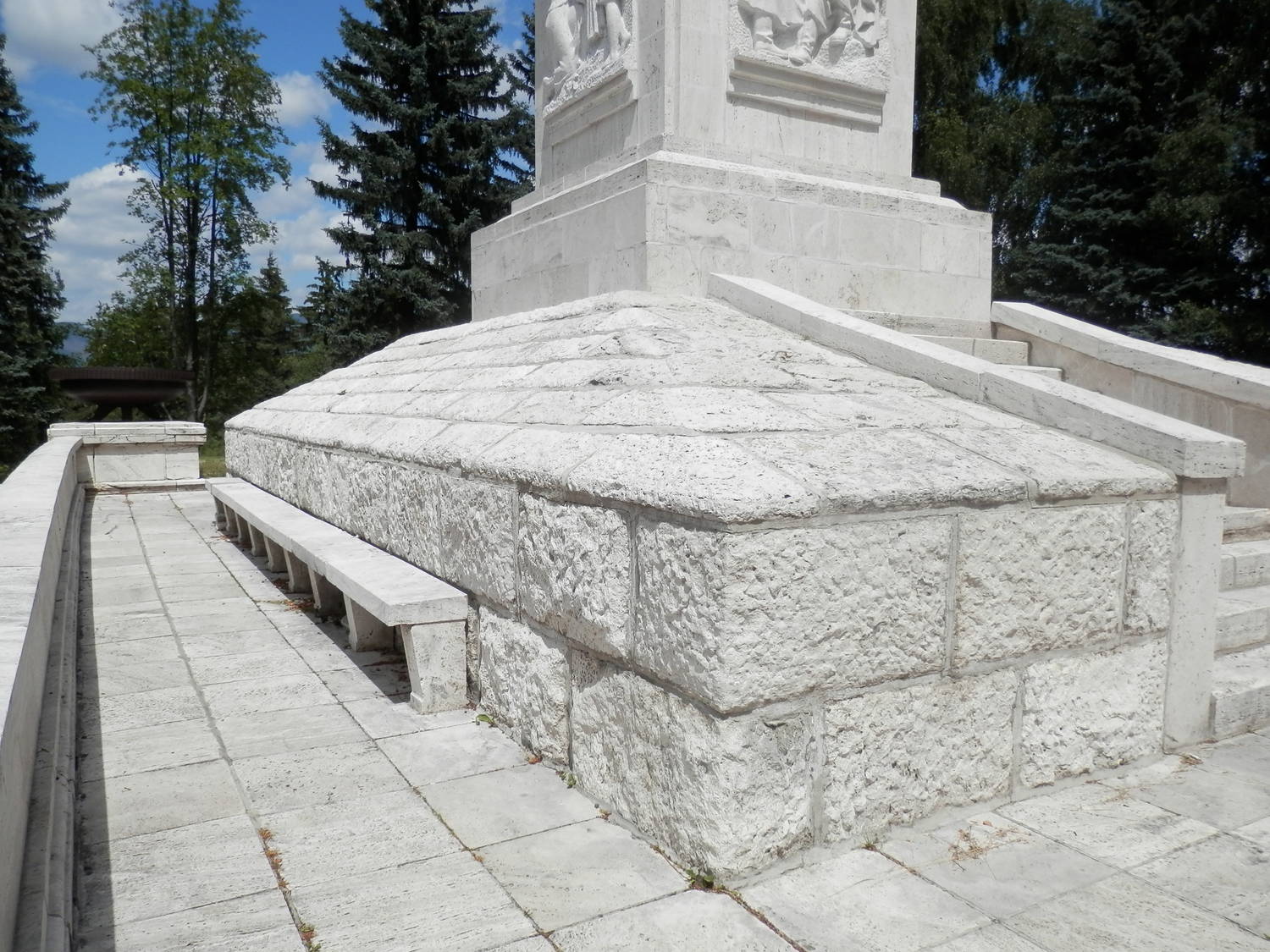 Vojenský pamätník a cintorín na vrchu Háj-Nicovô